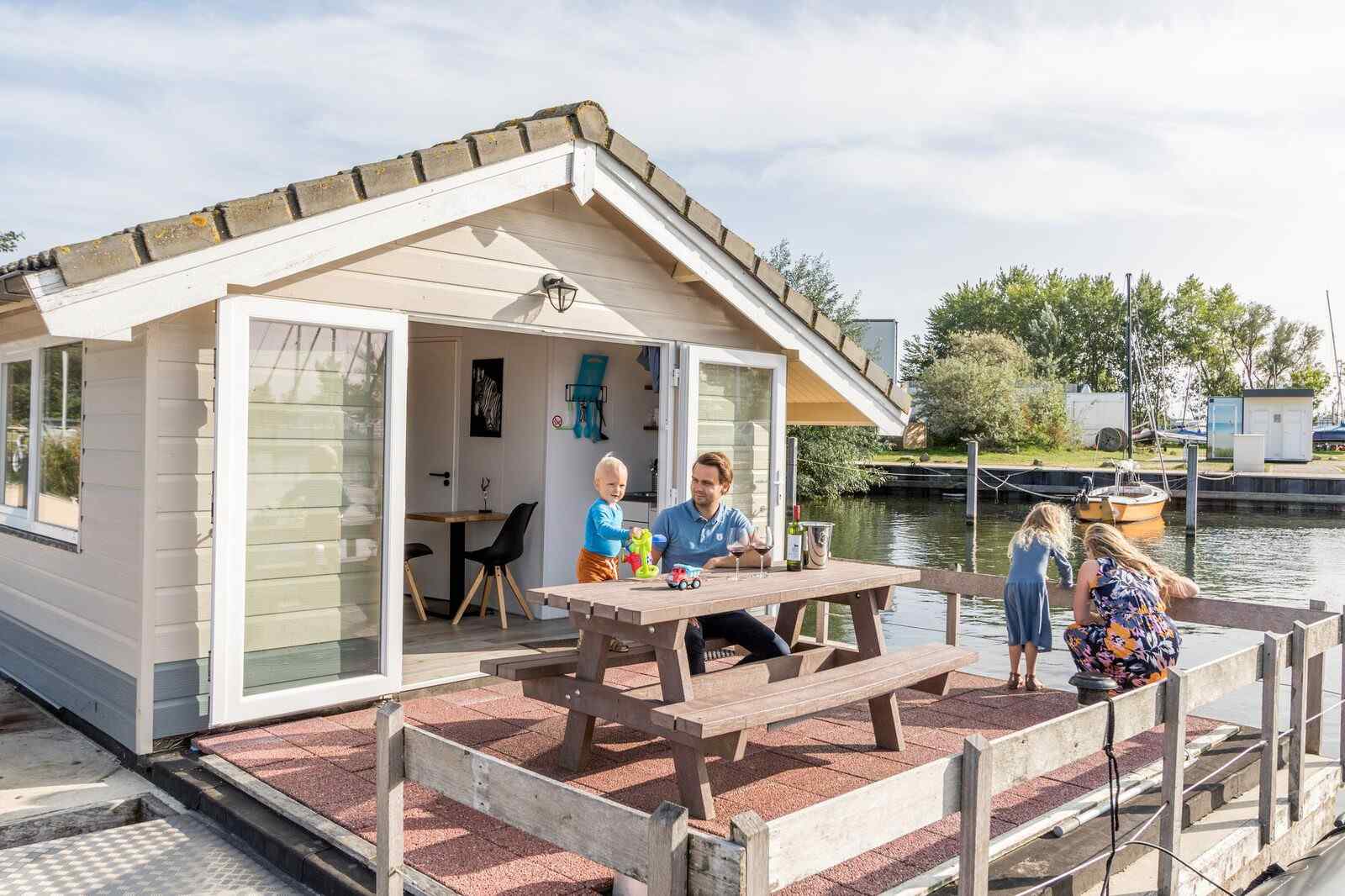 Heerlijkehuisjes.nl Uniek gelegen 4 persoons chalet op het water in Marina Muiderzand in Almere. - Nederland - Europa - Almere