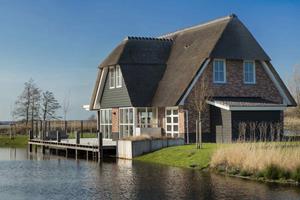 Heerlijkehuisjes.nl Luxe 10 persoons villa met sauna aan het Tjeukemeer in Friesland - Nederland - Europa - Delfstrahuizen