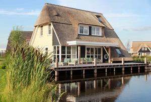 Heerlijkehuisjes.nl Luxe 8 persoons villa, met prive sauna, aan het Tjeukemeer in Friesland - Nederland - Europa - Delfstrahuizen