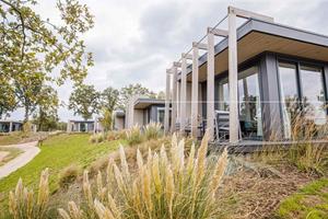 Heerlijkehuisjes.nl 4-persoons lodge met uitzicht over het strand en de haven op vakantiepark Leukermeer - Nederland - Europa - Well