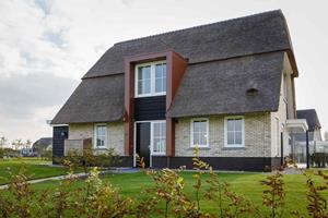 Heerlijkehuisjes.nl Luxe 10 persoons villa met Finse sauna aan het Tjeukemeer in Friesland - Nederland - Europa - Delfstrahuizen