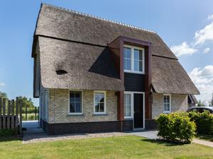 Heerlijkehuisjes.nl Luxe 8 persoons vakantiehuis sauna en bubbelbad aan het Tjeukemeer in Friesland - Nederland - Europa - Delfstrahuizen
