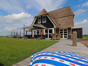 Heerlijkehuisjes.nl Luxe 14 persoons villa met Finse sauna aan het Tjeukemeer in Friesland - Nederland - Europa - Delfstrahuizen