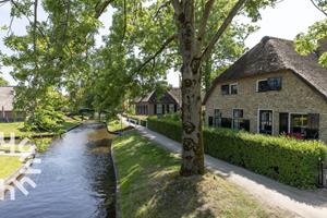 Heerlijkehuisjes.nl Prachtig 2 persoons vakantiehuis direct aan de dorpsgracht in Giethoorn, Overijssel - Nederland - Europa - Giethoorn