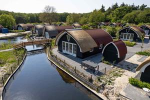 Heerlijkehuisjes.nl Moderne 6 persoons vakantiehuis gelegen aan de vijver in de bossen nabij Giethoorn - Nederland - Europa - Baars
