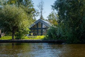 Heerlijkehuisjes.nl Prachtig 6 persoons chalet aan het water gelegen in Friesland - Nederland - Europa - Nes