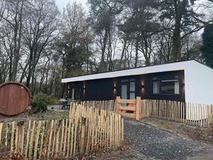 Heerlijkehuisjes.nl 4 persoons natuur lodge met hottub en sauna op een vakantiepark op de Veluwe - Nederland - Europa - Wekerom