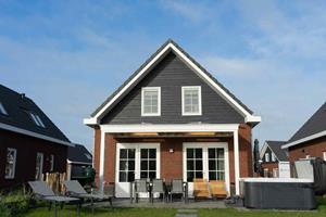 Heerlijkehuisjes.nl Watervilla voor 8 personen met bubbelbad, sauna en sunshower op Vakantiepark IJsselmeer - Nederland - Europa - Medemblik