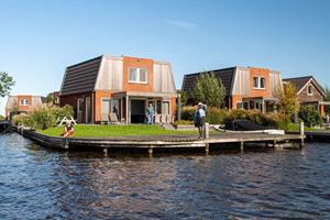Heerlijkehuisjes.nl Luxe 8-persoons vakantiehuis aan het water op een fijn vakantiepark - Nederland - Europa - Akkrum