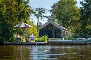 Heerlijkehuisjes.nl Prachtig 6 persoons waterlodge aan het water gelegen in Friesland - Nederland - Europa - Nes (Akkrum)