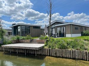 Heerlijkehuisjes.nl Modern 6-persoons chalet aan het water gelegen aan de Kraaijenbergse Plassen - Nederland - Europa - Linden