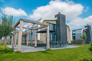 Heerlijkehuisjes.nl Moderne 12-persoons villa aan de Kraaijenbergse Plassen - Nederland - Europa - Linden