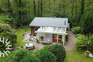 Heerlijkehuisjes.nl Bosrijk gelegen 4 persoons vakantiehuis met prachtige tuin en heerlijke serre, in Norg - Nederland - Europa - Norg