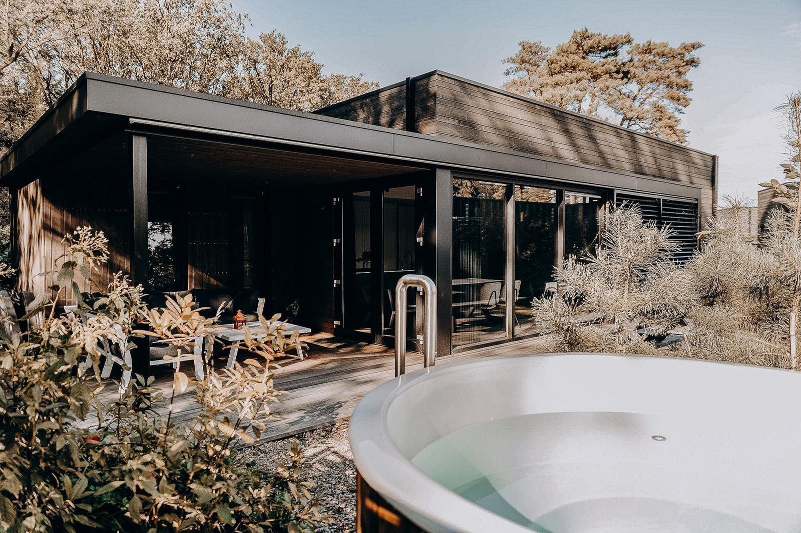 EenVakantieHuisje.nl Luxe Waterlodge met hottub - 6 persoons - Rhenen