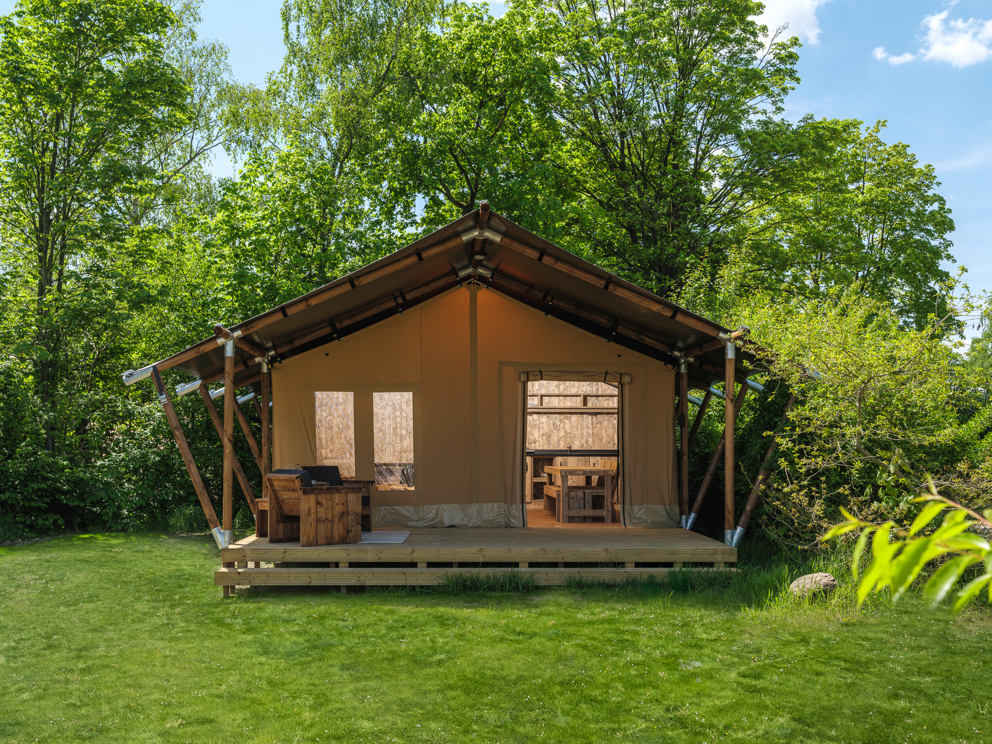Bungalow.Net Safaritent met privé sanitair en extra groot terras | 8 personen - Nederland - Zuna