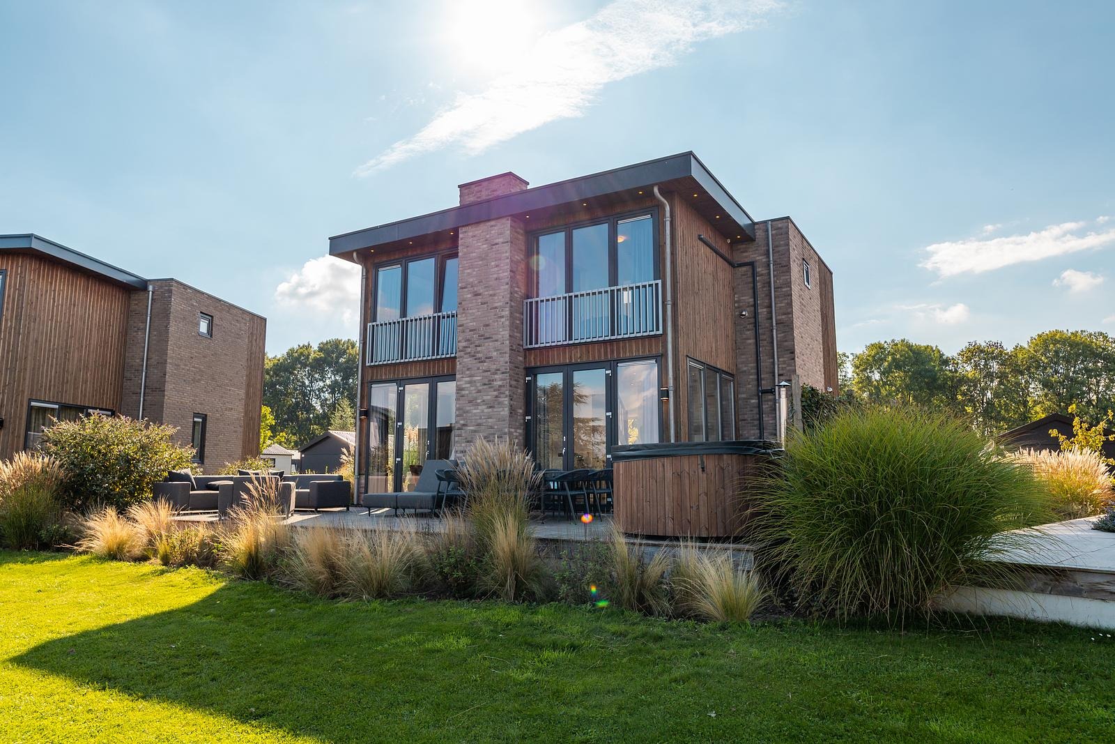 EenVakantieHuisje.nl Vakantievilla aan het water met sauna & hottub 10 - personen - Kerkdriel