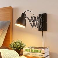 Lindby Zwarte wandlamp Merle met schaararm
