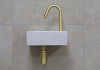 mueller Rhea XXS fonteinset glans wit met gouden gebogen fonteinkraan rechts