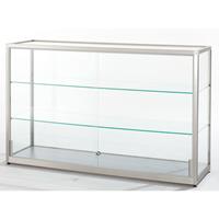 Vitrine, halfhoog, hoogte 910 mm, 2 schuifdeuren, b x d = 1500 x 400 mm, zilverkleurig geanodiseerd