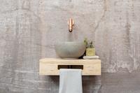 Saniclear Seba fonteinset met eiken plank, grijze terrazzo waskom en koperen kraan voor in het toilet