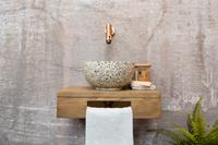Saniclear Seba fonteinset met bruin eiken plank, zwart-witte terrazzo waskom en koperen kraan voor in het toilet