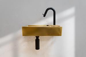 Saniclear Oro fonteinset mat goud met zwarte gebogen kraan rechts