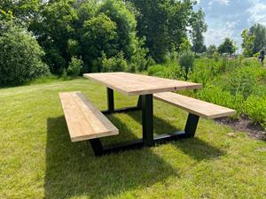Industrielemeubelshop Douglas houten picknicktafel Kunia met industriele poten