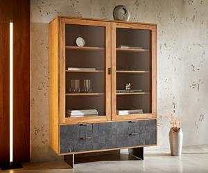 DELIFE Vitrine Teele 115x150 cm Akazie Natur Schiefer 2 Türen 4 Schubfächer Fuß schwebend Edelstahl