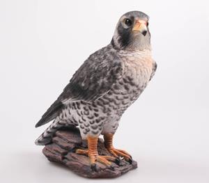 Farmwood Animals - Falke auf Ast aus Kunstharz Grau