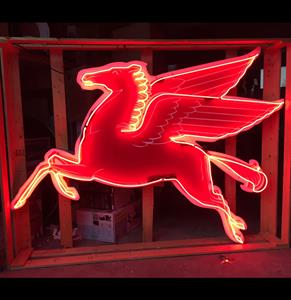 Fiftiesstore Mobilgas Logo neon met bord 190 x 150 cm
