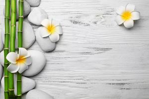 Karo-art Fotobehang - Witte Planken met stenen en Bloemen, Spa, in 11 maten, inclusief behanglijm