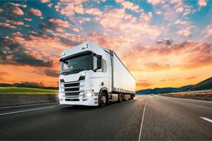 Karo-art Fotobehang - Vrachtwagen met prachtige achtergrond, Truck, 11 maten, inclusief behanglijm