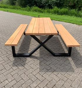 Industrielemeubelshop Douglashouten picknicktafel Temse met platte stalen X poten