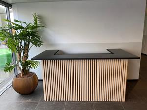 Loods XL Eikenhouten toonbank Victoria met akoestische panelen