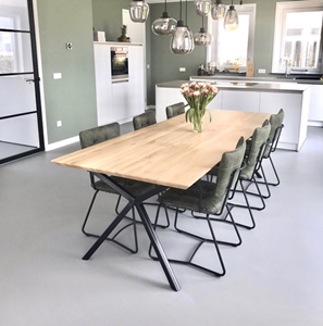 Steigerhouttrend Eikenhouten tafel Bloem met stalen scissor poten