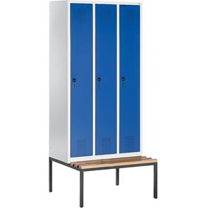 C+P EVOLO garderobekast, met ondergebouwde zitbank, 3 vakken, vakbreedte 300 mm, lichtgrijs / gentiaanblauw