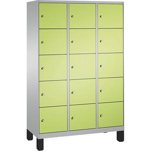 C+P EVOLO Fächerschrank, mit Füßen, 3 Abteile, je 5 Fächer, Abteilbreite 400 mm, weißaluminium / viridingrün