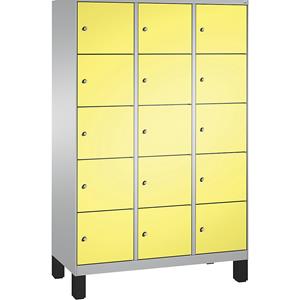 C+P EVOLO Fächerschrank, mit Füßen, 3 Abteile, je 5 Fächer, Abteilbreite 400 mm, weißaluminium / schwefelgelb