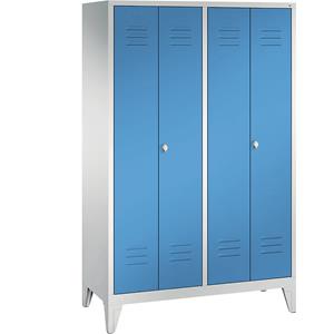 C+P CLASSIC Garderobenschrank mit Füßen, zueinander schlagende Türen, 4 Abteile, Abteilbreite 300 mm, lichtgrau / lichtblau