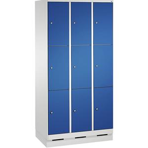 C+P EVOLO Fächerschrank, mit Sockel, 3 Abteile, je 3 Fächer, Abteilbreite 300 mm, lichtgrau / enzianblau