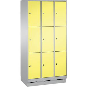 C+P EVOLO Fächerschrank, mit Sockel, 3 Abteile, je 3 Fächer, Abteilbreite 300 mm, weißaluminium / schwefelgelb