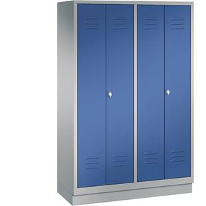 C+P CLASSIC Garderobenschrank mit Sockel, zueinander schlagende Türen, 4 Abteile, Abteilbreite 300 mm, weißaluminium / enzianblau