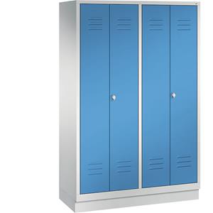C+P CLASSIC Garderobenschrank mit Sockel, zueinander schlagende Türen, 4 Abteile, Abteilbreite 300 mm, lichtgrau / lichtblau