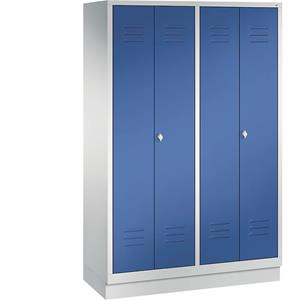 C+P CLASSIC Garderobenschrank mit Sockel, zueinander schlagende Türen, 4 Abteile, Abteilbreite 300 mm, lichtgrau / enzianblau
