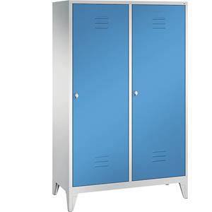 C+P CLASSIC Garderobenschrank mit Füßen, Tür über 2 Abteile, 4 Abteile, Abteilbreite 300 mm, lichtgrau / lichtblau