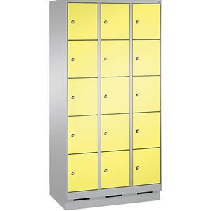 C+P EVOLO Fächerschrank, mit Sockel, 3 Abteile, je 5 Fächer, Abteilbreite 300 mm, weißaluminium / schwefelgelb