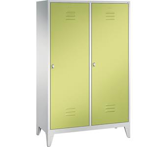 C+P CLASSIC Garderobenschrank mit Füßen, Tür über 2 Abteile, 4 Abteile, Abteilbreite 300 mm, lichtgrau / viridingrün