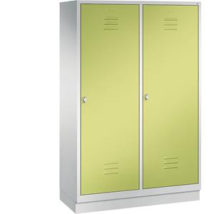 C+P CLASSIC Garderobenschrank mit Sockel, Tür über 2 Abteile, 4 Abteile, Abteilbreite 300 mm, lichtgrau / viridingrün