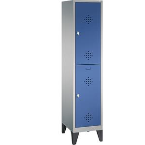 C+P CLASSIC Garderobenschrank mit Füßen, doppelstöckig, 1 Abteil, je 2 Fächer, Abteilbreite 400 mm, weißaluminium / enzianblau