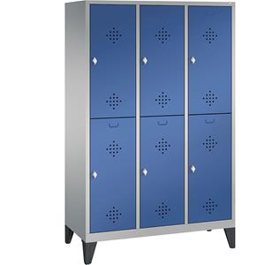 C+P CLASSIC Garderobenschrank mit Füßen, doppelstöckig, 3 Abteile, je 2 Fächer, Abteilbreite 400 mm, weißaluminium / enzianblau